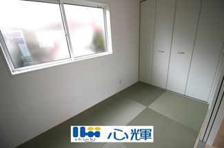 【和室】 | クレイドルガーデン山陽小野田市鴨庄第９（3号棟） | リビングの横に和室があれば、畳の上で遊ぶ子供をキッチンから見守れるので嬉しいですね。

