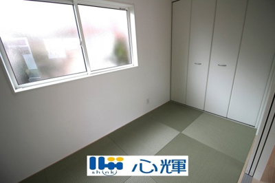 【和室】 | クレイドルガーデン山陽小野田市鴨庄第９（3号棟） | リビングの横に和室があれば、畳の上で遊ぶ子供をキッチンから見守れるので嬉しいですね。

