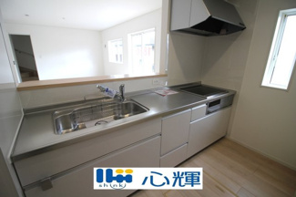 【キッチン】 | クレイドルガーデン山陽小野田市鴨庄第９（3号棟） | 充分なスペースを実現したキッチン空間となっています。寛ぐ方とお料理をされる方の一体感を重視した設計。