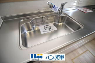 【キッチン】 | クレイドルガーデン山陽小野田市鴨庄第９（3号棟） | 浄水器付きです。水栓は先端が引き出せるのでシンクの隅々まで水が届きます。