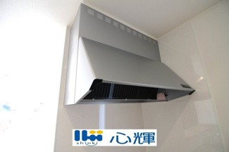 【キッチン】 | クレイドルガーデン山陽小野田市鴨庄第９（3号棟） | 最新タイプのレンジフードは吸引性能も良好！お手入れもカンタンです。
