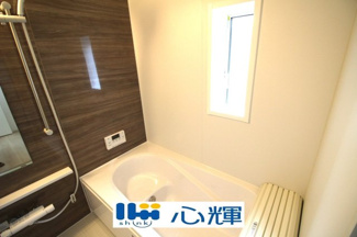 【浴室】 | クレイドルガーデン山陽小野田市鴨庄第９（3号棟） | 疲れを癒す場所にふさわしい快適で清潔な空間で、心も体もオフになるリラックスタイムをお楽しみ下さい。