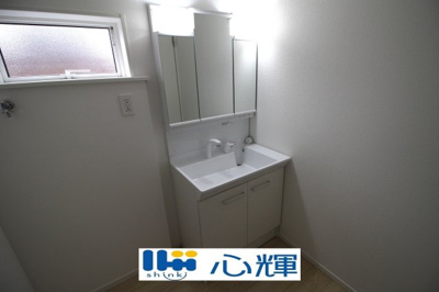 【独立洗面台】 | クレイドルガーデン山陽小野田市鴨庄第９（3号棟） | 平日の朝であっても落ち着きと寛ぎを感じられ、スムーズに身支度が完了します。