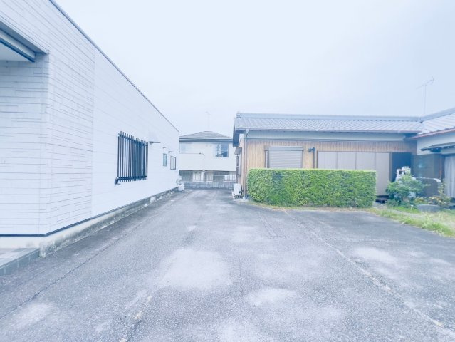 宇頭町貸店舗・事務所の駐車場