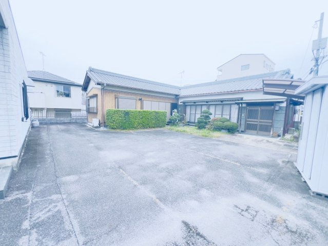 宇頭町貸店舗・事務所の駐車場