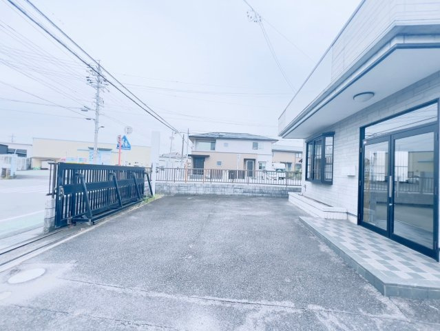 宇頭町貸店舗・事務所の駐車場