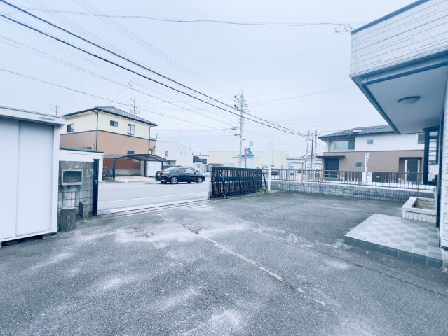 宇頭町貸店舗・事務所の駐車場