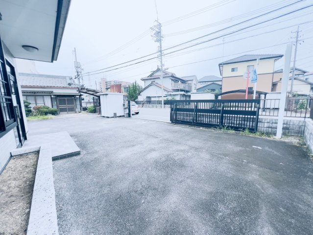 宇頭町貸店舗・事務所の駐車場