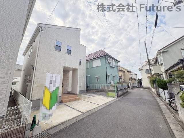 三郷市彦糸1丁目　中古戸建の前面道路含む現地写真|前面道路含む現地写真です。