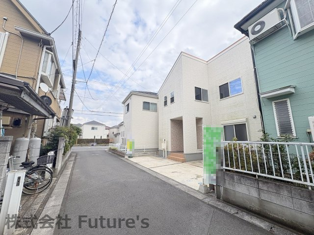 三郷市彦糸1丁目　中古戸建の前面道路含む現地写真|前面道路含む現地写真です。