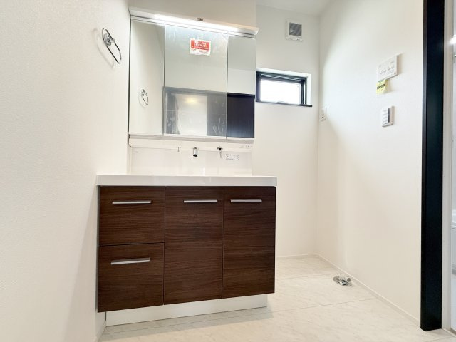 東村山市諏訪町1丁目 全3区画 B号棟の独立洗面台|使いやすい三面鏡の中やベースキャビネットにはたっぷり収納できます(B号棟)
