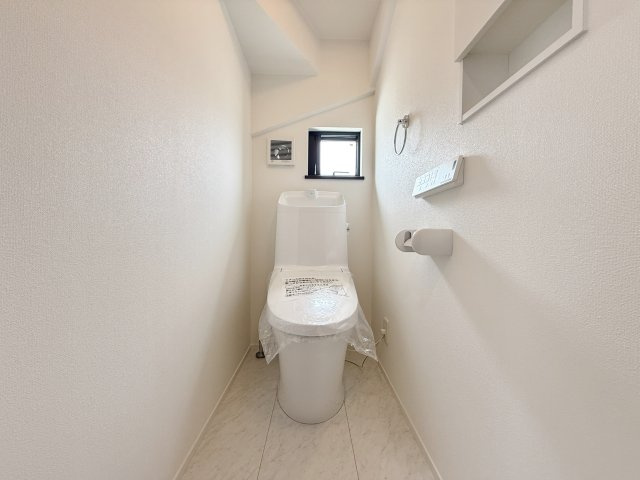 東村山市諏訪町1丁目 全3区画 B号棟のトイレ|トイレは2ヶ所設置、換気用小窓もあり、明るく清潔な空間です(B号棟)