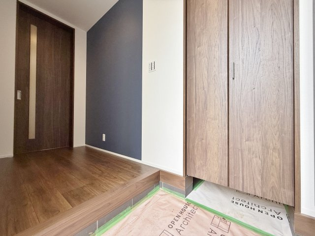 東村山市諏訪町1丁目 全3区画 B号棟の玄関|たっぷりの収納力を備えたシューズインクローク完備(B号棟)