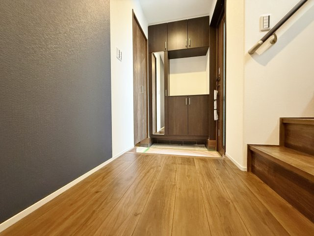 東村山市諏訪町1丁目 全3区画 B号棟の玄関|ミラー付きトール型下足入れ
お出かけ前の身だしなみチェック出来ます(B号棟)