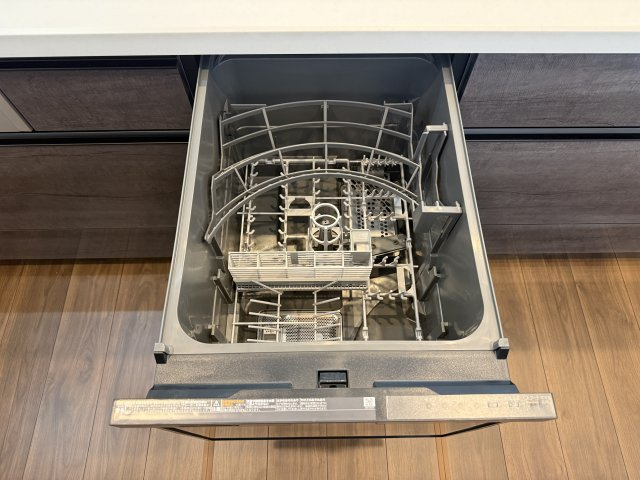 東村山市諏訪町1丁目 全3区画 B号棟のキッチン|食後の片づけに便利な食器洗乾燥機が標準装備です 時間が有効活用でき、節水にもなります(B号棟)