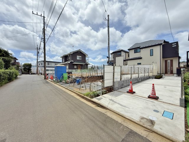 東村山市諏訪町1丁目 全3区画 B号棟の前面道路含む現地写真|北側約5.0ｍ公道に面しています
広々した前面道路は開放感を与えてくれます