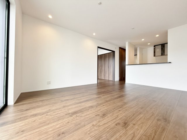 東村山市諏訪町1丁目 全3区画 B号棟の居間・リビング|LDK15.5帖　足元から暖かい床暖房が標準装備
1階LDKに水回りを集約した家事動線に優れた間取りです(B号棟)