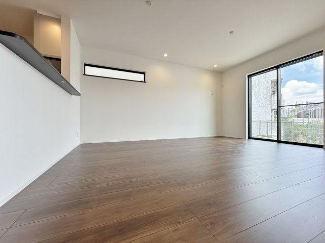 東村山市諏訪町1丁目 全3区画 B号棟の居間・リビング|LDK15.5帖　足元から暖かい床暖房が標準装備
1階LDKに水回りを集約した家事動線に優れた間取りです(B号棟)