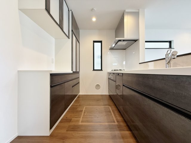 東村山市諏訪町1丁目 全3区画 B号棟のキッチン|人気の対面式キッチンには食洗機を標準装備です
カップボード完備という魅力的なキッチン設備♪
食器類や調理器具の収納に重宝し、キッチン周りがスッキリと片付きます(B号棟)