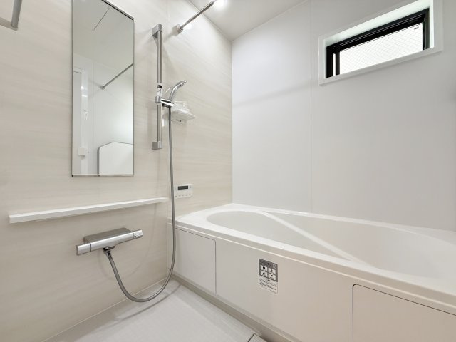 東村山市諏訪町1丁目 全3区画 B号棟の浴室|一坪タイプの浴室は雨の日のお洗濯や寒い冬場の入浴に便利な浴室換気乾燥機付きです(B号棟)