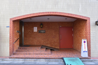 【エントランス】 | お客様を、そして住人を出迎えてくれるマンションのエントランス。ゴミが落ちていないことからも、管理状態の良さや住民の節度の高さが見て取れます。～即日のご見学可能～　お問合せはお気軽にどうぞ。
