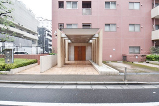 【エントランス】 | オートロックを備えた、マンションのエントランス。やはりセキュリティの観点は欠かすことができません。皆様を“安全”に送り出し、出迎えてくれます。～即日のご見学可能～　お問合せはお気軽にどうぞ。