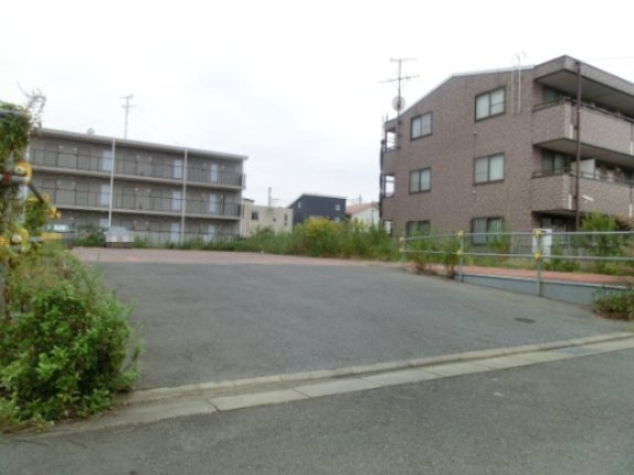 新曽一括駐車場の外観