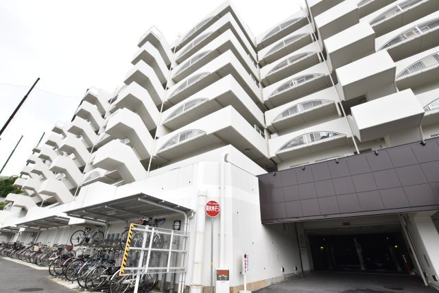 グランドヒル西宮高座台マンションの外観|最上階、南東向き3SLDK×2024年9月室内リフォーム済の中古マンションです。
皆様からのご連絡を心よりお待ちしております。