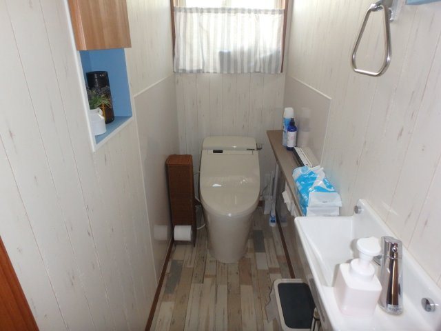 朝倉郡筑前町依井　中古一戸建のトイレ|カウンターと手洗い器が付いています。