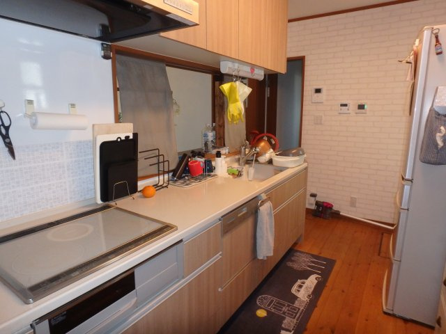 朝倉郡筑前町依井　中古一戸建のキッチン|リビングの様子を見ながらお料理ができます。