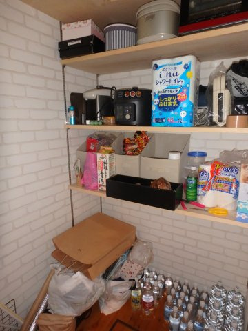 朝倉郡筑前町依井　中古一戸建のキッチン|食料品や調味料等のストックにも便利なパントリーです。