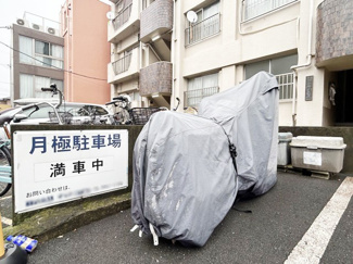【駐車場】 | バイク置き場。空き区画の有無や駐輪料金、サイズおよび排気量規定などについては、改めてお問い合わせください。～即日のご見学可能～　お問合せはお気軽にどうぞ。