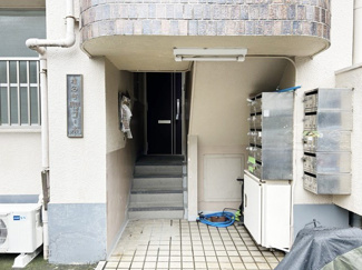 【エントランス】 | お客様を、そして住人を出迎えてくれるマンションのエントランス。ゴミが落ちていないことからも、管理状態の良さや住民の節度の高さが見て取れます。～即日のご見学可能～　お問合せはお気軽にどうぞ。