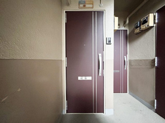 【その他共用部分】 | 皆様をお迎えする、お部屋の玄関ドア。開けやすさや開放角度、ドアノブの操作しやすさや鍵の形状などを、現地で一度ご確認ください。～即日のご見学可能～　お問合せはお気軽にどうぞ。