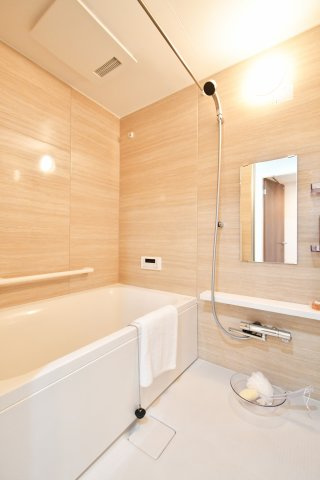 与野パークスクエアの浴室|シックで上品さを感じるバスルームはまるでホテルのような仕上がり☆日常から解放できる癒しの空間となります♪木目がアクセントになっております(^^)新品交換済みですのでご入居後から気持ちよく入浴頂けます♪