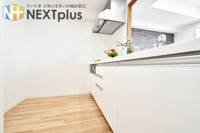 与野パークスクエアのキッチン|白基調のシステムキッチンです☆彡収納が細かくございますので、別途で食器棚がなくてもたくさん収納する事ができます！ライトでも手元が照らされるので、お料理もしやすいですよね！