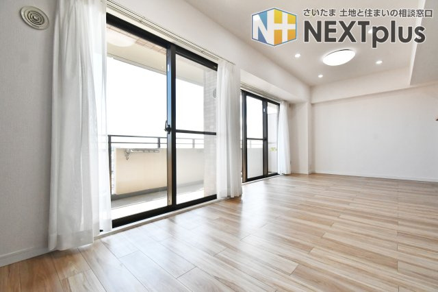 与野パークスクエアの居間・リビング|LDK14.7帖：ダイニングテーブルはもちろん、ソファーやテレビを置いても余裕があります！家族全員でくつろいだり、親族や知人を招いてホームパーティーをしても楽しそうですね(^^)/