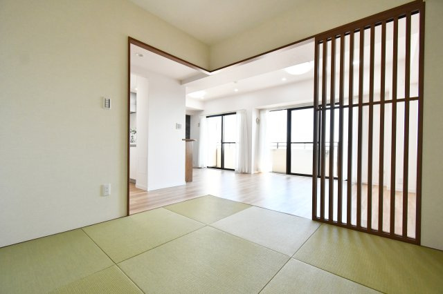 与野パークスクエアの和室|和室4.5帖：和モダンな雰囲気を演出してくれる和室です。大きな押入もありますので、来客用の寝具や季節物もしっかりと収納できます☆彡琉球畳を使用しておりますので、イマドキでお洒落な和室です(^^)