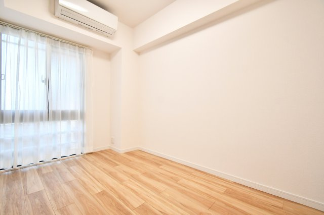 与野パークスクエアの洋室|洋室①4.7帖：お子様部屋やリモート部屋・趣味部屋等ライフスタイルに合わせて様々な用途でご使用いただけます。エアコンやクローゼットもしっかり備え付けられております(^O^)♪