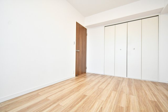 与野パークスクエアの洋室|洋室②6.0帖：北西のバルコニーへ出られる洋室です。大き目なクローゼットも備え付けられておりますので、ご夫婦のお洋服もしっかり収納出来ます♪ダブルベッドも置く事ができる広さですので、主寝室におすすめ！