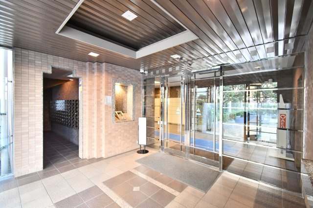 与野パークスクエアのロビー|管理人日勤の他、オートロック・防犯カメラがございますので、セキュリティ対策もしっかり施されております！当社はポータルサイト掲載物件、他社様掲載物件なども含めて複数物件をまとめてご案内可能です！