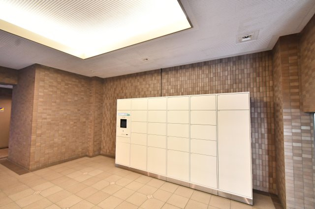 与野パークスクエアの設備|エントランス：宅配ボックスもたくさんございますので、共働き世帯でも安心してネットショッピングできます☆彡【即日OK】現地集合・来店希望など、お客様に合わせご案内可能です！お問合せお待ちしております☆