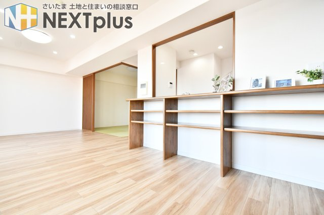 与野パークスクエアの居間・リビング|LDK14.7帖：リビングから見たカウンターは、収納がたくさんついております！本や書類をまとめたり、家族写真やお気に入りを集めて飾る事もできます(^^)ゴミ箱等も隠しておけるので、生活感を隠せる設備♪