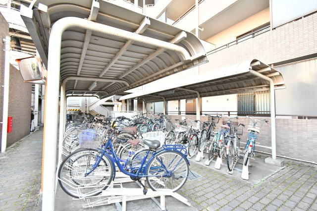 与野パークスクエアの駐輪場|難しいイメージの住宅ローンは経験スタッフが丁寧にお手伝いしますのでご安心下さい♪「家を買って終わり」ではなく、「買ってからがスタート」と考え、一人ひとりにあった資金計画やプランをご提案致します！