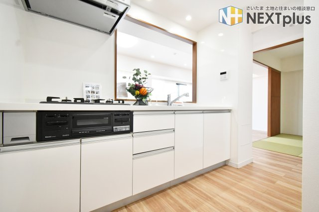 与野パークスクエアのキッチン|カウンターキッチンはお料理しながらご家族の様子を見たり、会話が弾んだり…人気な設備です♪小窓の他、隣の和室の様子も見渡す事ができ圧迫感を感じないキッチンです(^^)/