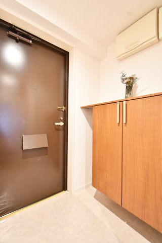 与野パークスクエアの玄関|シューズボックスは上に物がおけるタイプです。ご家族の靴の収納はもちろん、上のスペースには鍵を置くスペースにする事で、外出前に鍵を探すなど慌ただしさが軽減されるのでおすすめです♪