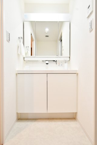 与野パークスクエアの独立洗面台|洗面化粧台：収納たっぷりの三面鏡タイプ☆コップや歯ブラシ、ドライヤーなど、ごちゃごちゃしやすい物もスマートに収納出来ます！シャワー付きなので忙しい朝もささっと朝シャンできます♪