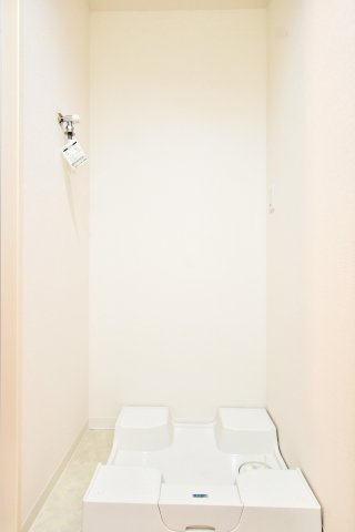 与野パークスクエアのランドリースペース|ランドリースペース：防水パンは高さがありますので、洗濯機の排水設置をしやすいのがPOINT☆彡新しくなった水栓も手の届き易いところにあるので、後回しにせずしっかりお手入れできそうですね♪