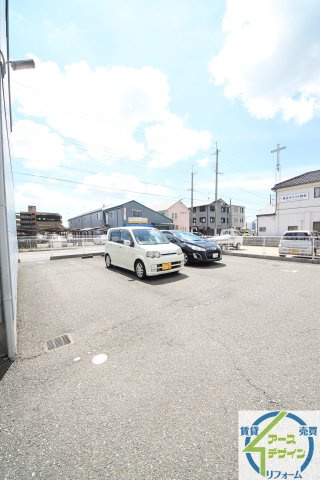 ファジーアドザックスB棟の駐車場