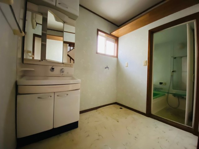 八街市吉倉　中古戸建の独立洗面台